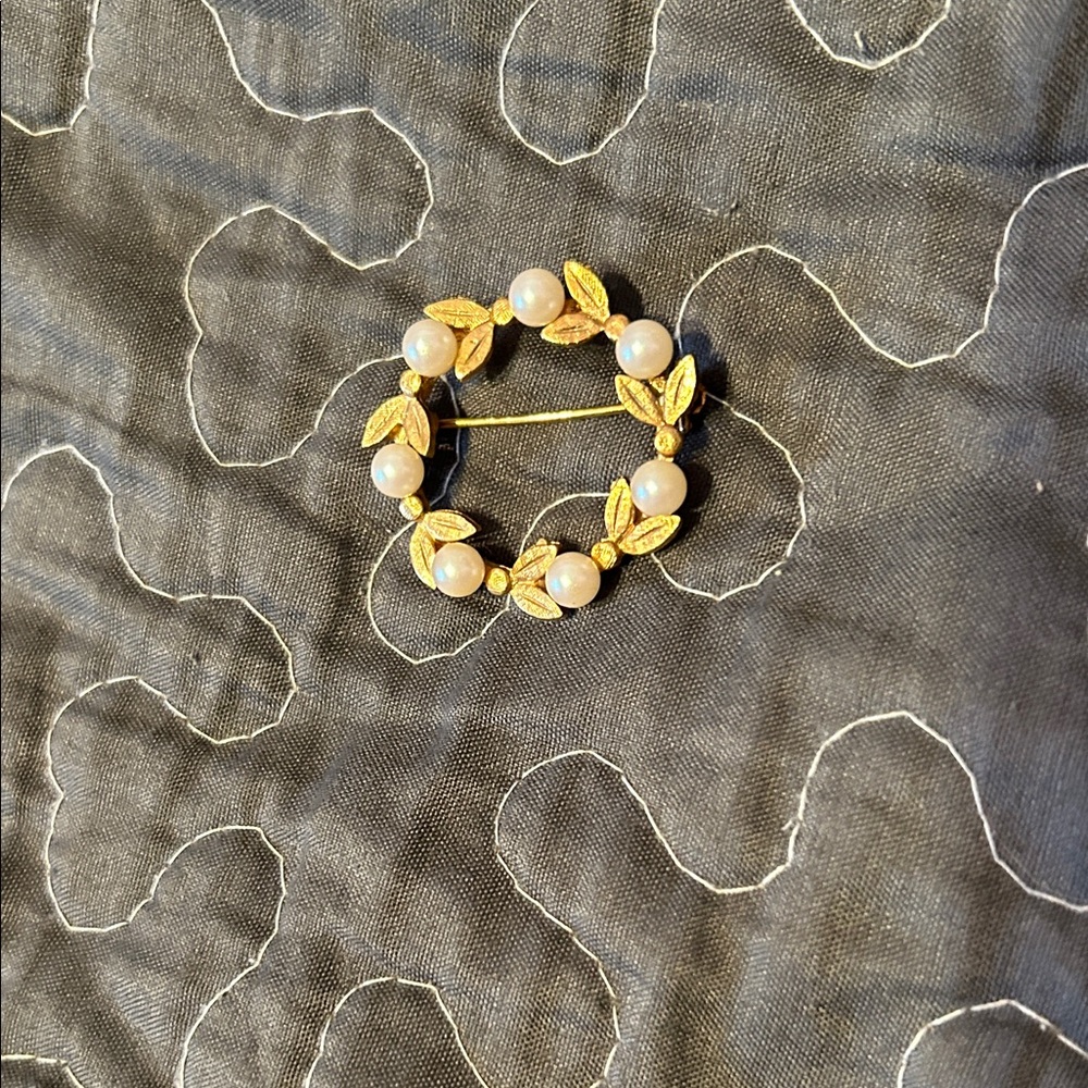 Gold and Pearl Wreath Brooch